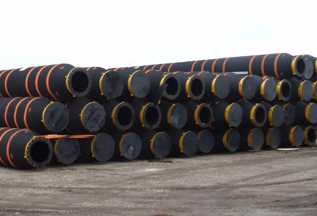Floating hoses for dredging pipelines